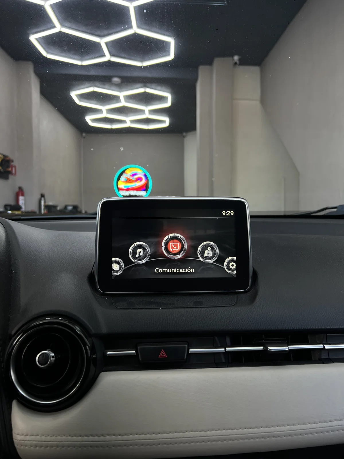 Mazda con la pantalla original de fábrica, antes de la instalación