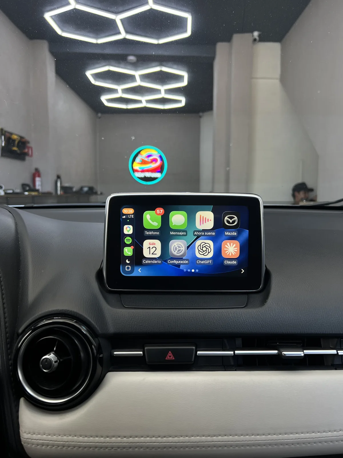 El mismo Mazda con CarPlay funcionando en la pantalla original